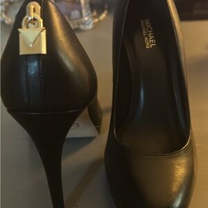 Michael Kors 'Antoinette' Blk Leather Platform 5.5" Gold Padlock Heel  Sz 7